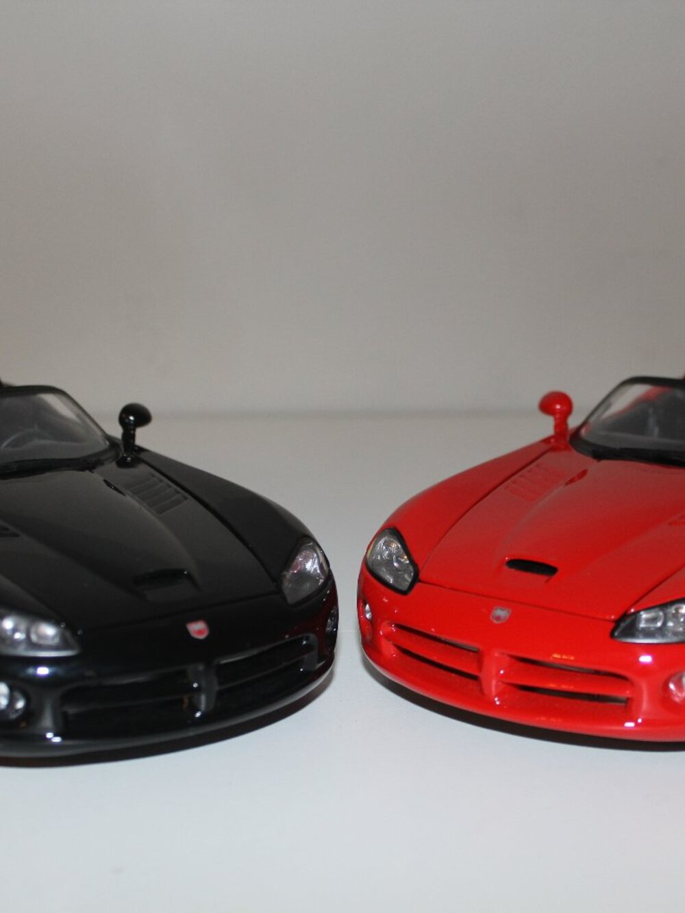 Maisto Dodge Viper SRT-10 Convertible Red/Black 1:18 Diecast Lot/Set Near Mint